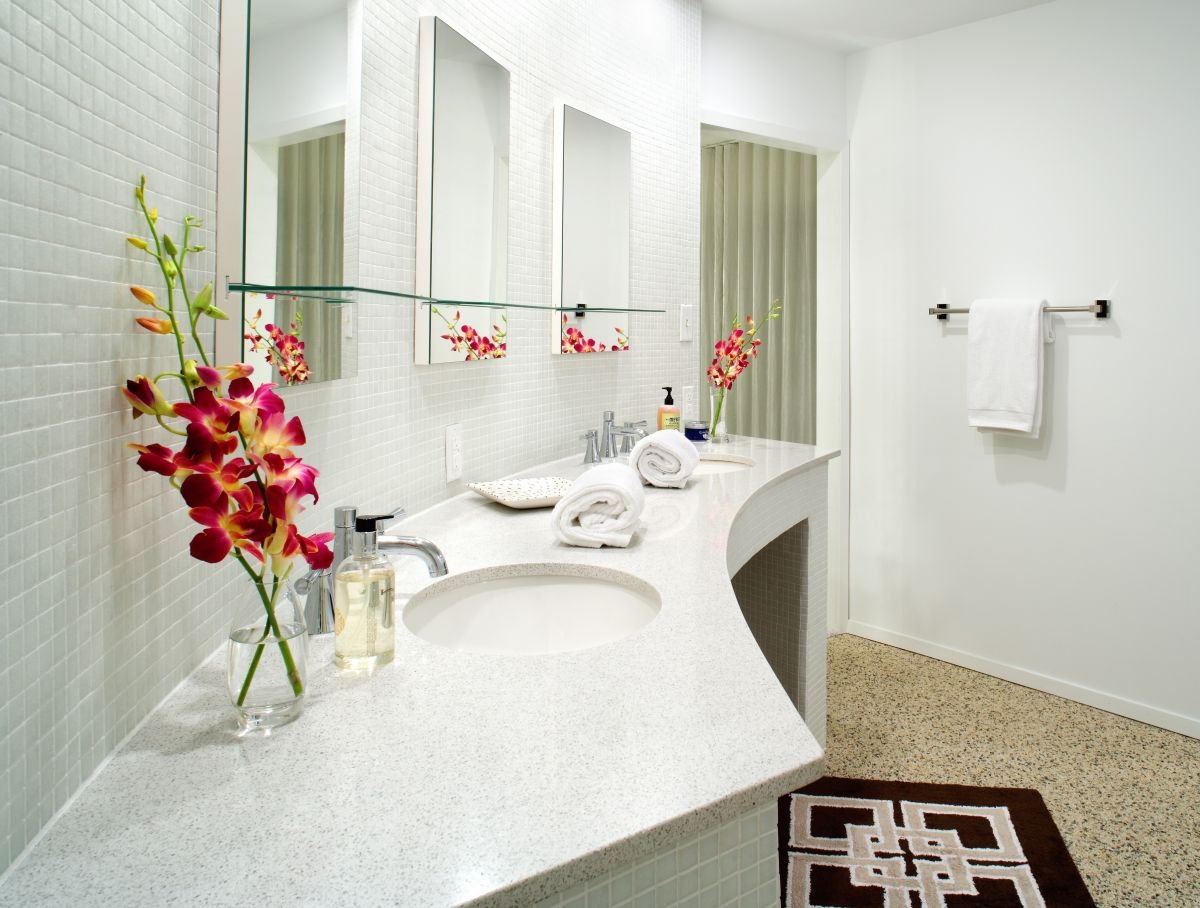 Цветы в ванной без окон. Ванная комната с цветами. Цветы в ванной комнате для декора. Цветы в белой ванной. Белая ванна с растениями.