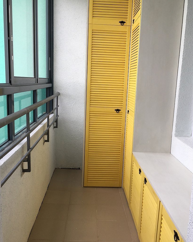 Шкаф с жалюзийными дверками на балконе