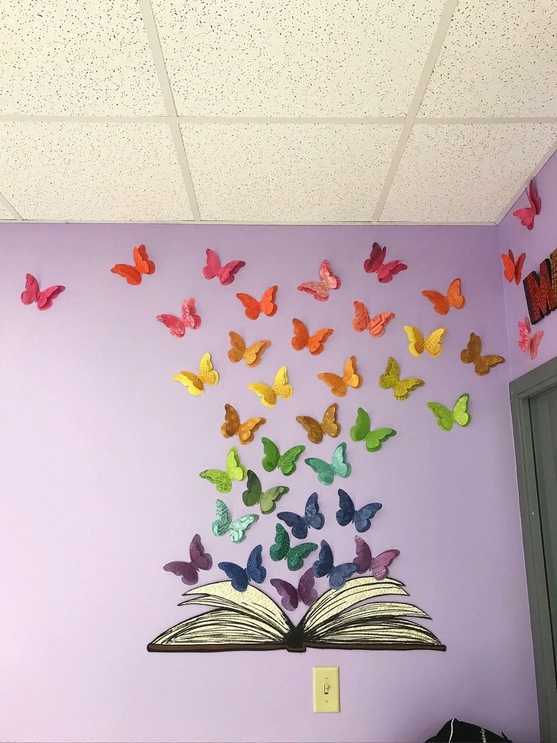 Украшение стен в детском саду. Бумажные украшения для комнаты. Украшение коридора в детском саду. Украсить стену в детском саду. Оформление группы в детском саду цветами