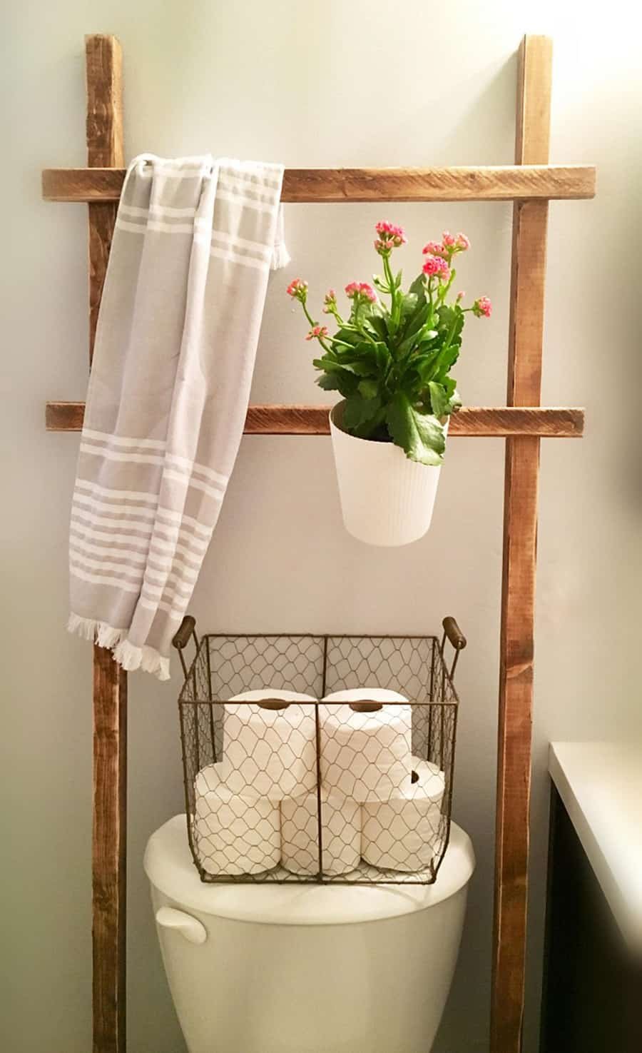 Сложенные полотенца в ванной