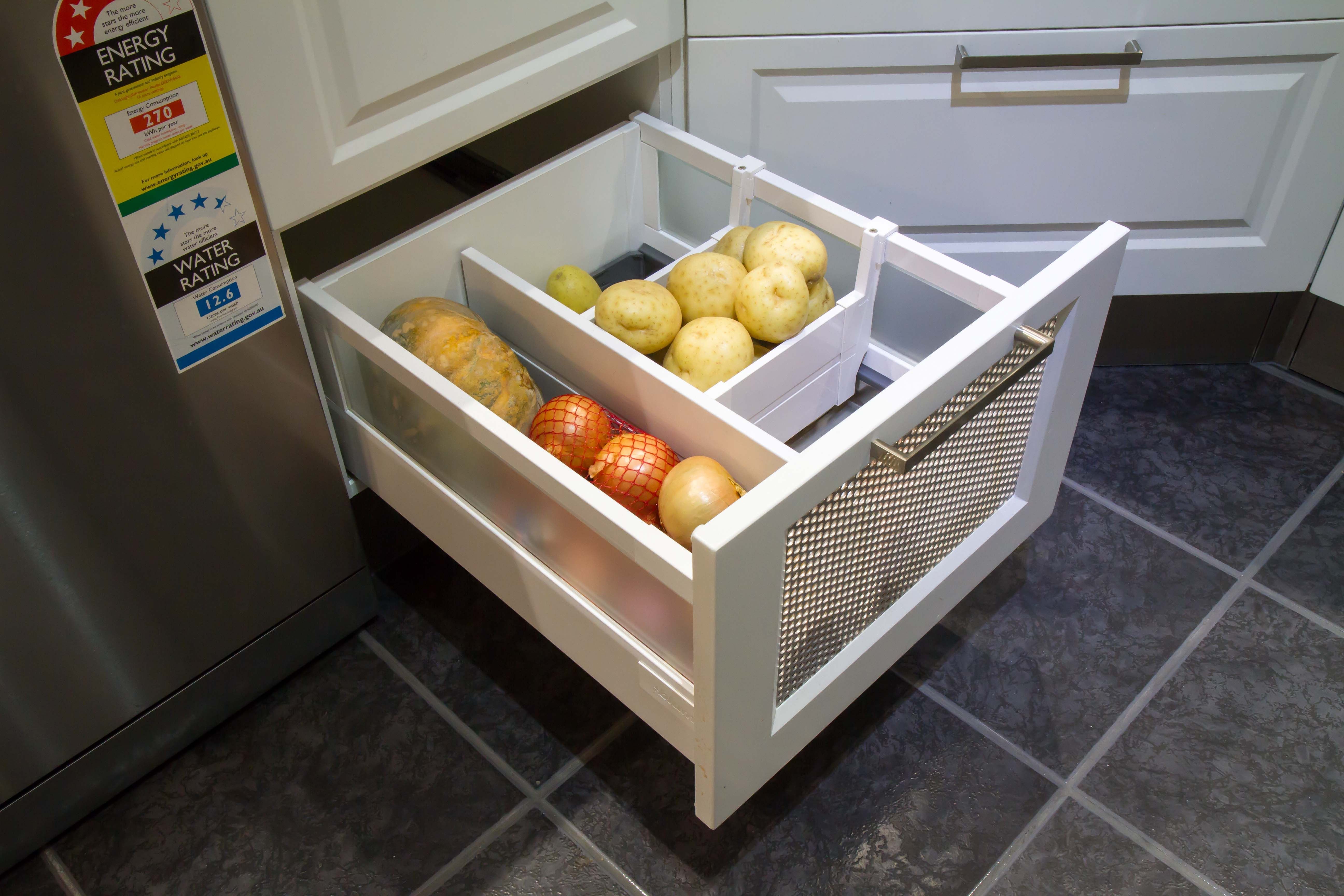 Хранение овощей доме. Выдвижной ящик для хранения овощей. Выдвижной ящик для картошки. Ящик под овощи на кухню. Выдвижные ящики для овощей на кухне.