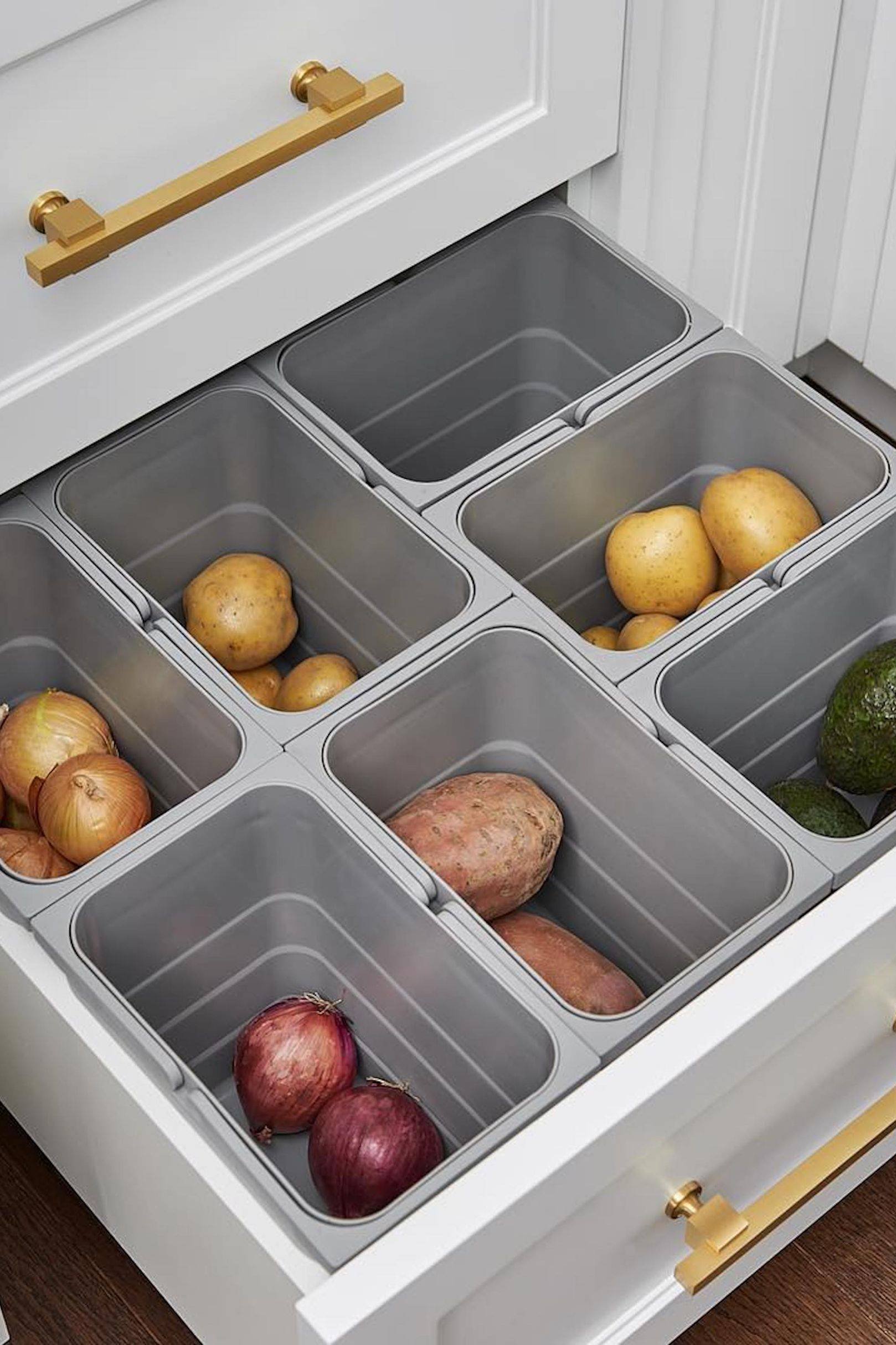 Хранение овощей доме. Ящик для хранения овощей. Ящик для хранения овощей на кухне. Выдвижные контейнеры для хранения овощей. Выдвижной ящик для картошки.