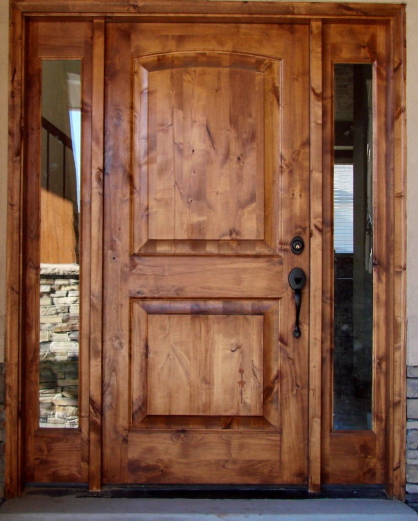 Деревянная дверь в каменный дом