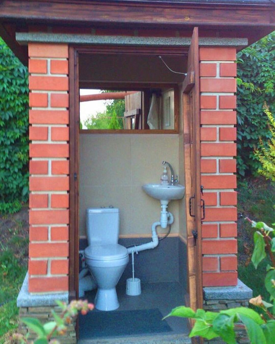 Туалет из кирпича на даче