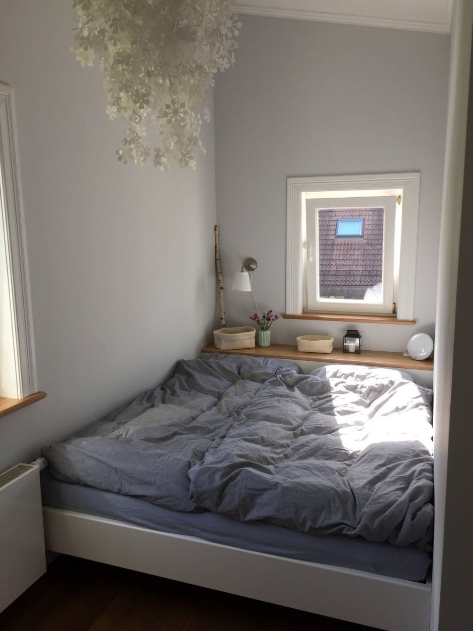 Двуспальная кровать в маленькой комнате