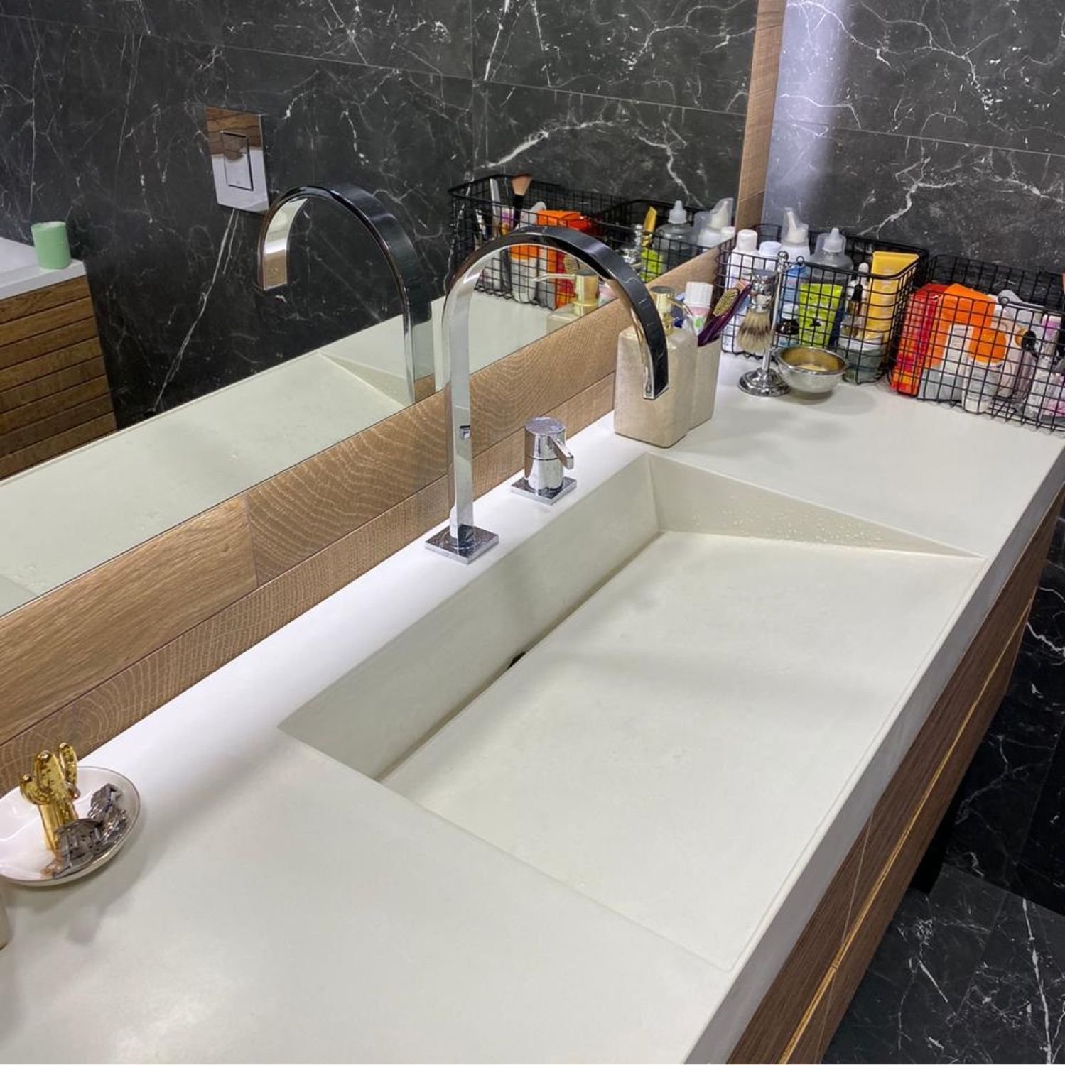 Интегрированная раковина в ванную. Акриловая столешница для ванной. Столешница с интегрированной раковиной в ванную. Интегрированная раковина из искусственного камня в ванную. Интегрированная раковина в столешницу для ванной.