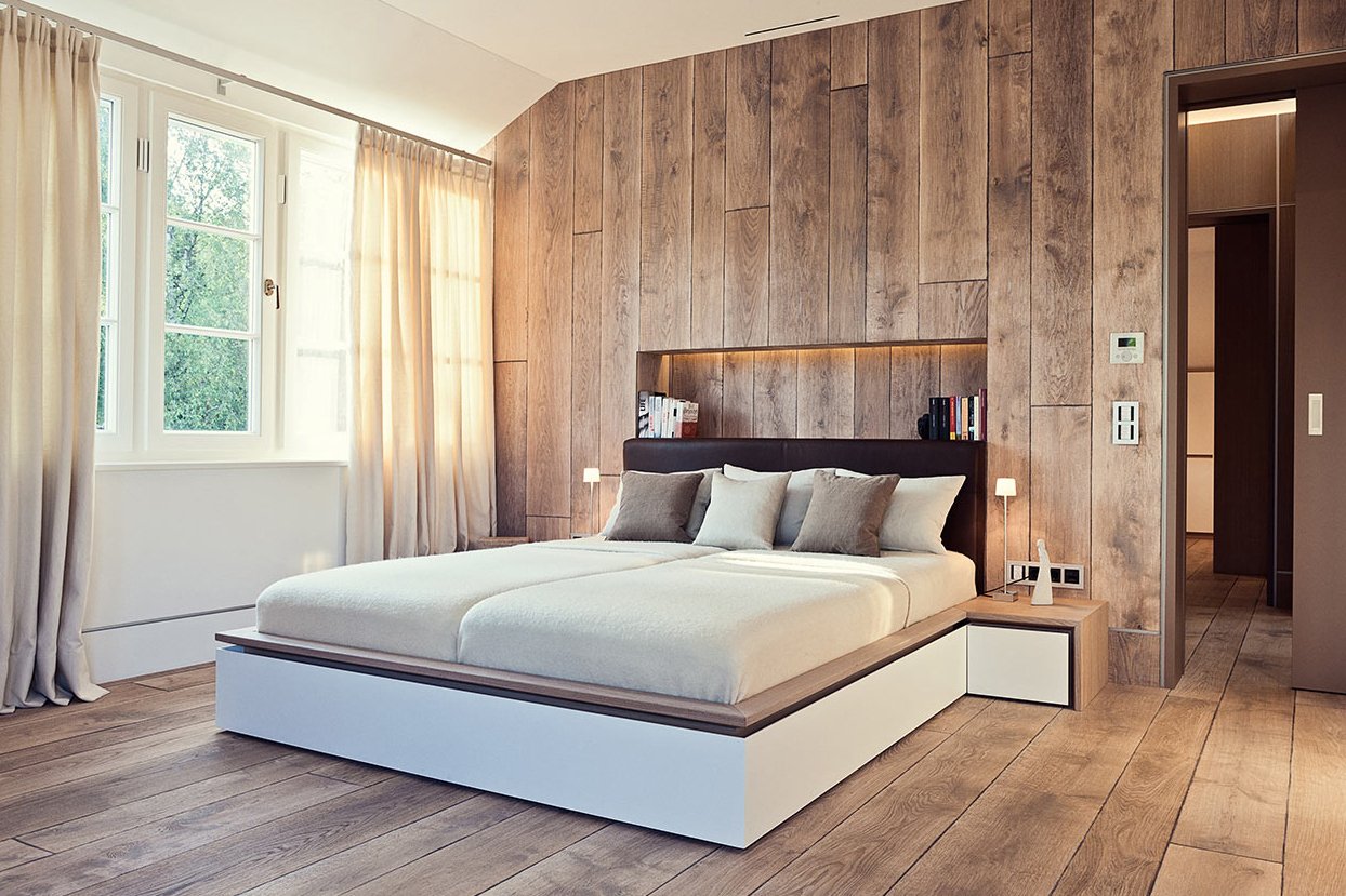 деревянная стена в спальне за кроватью