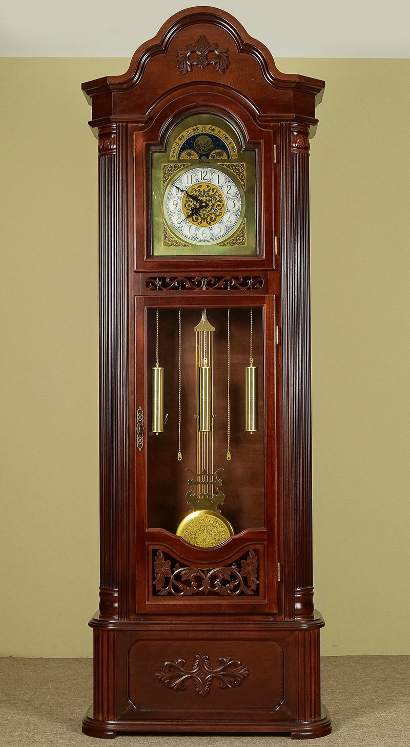 Старинные напольные часы с маятником