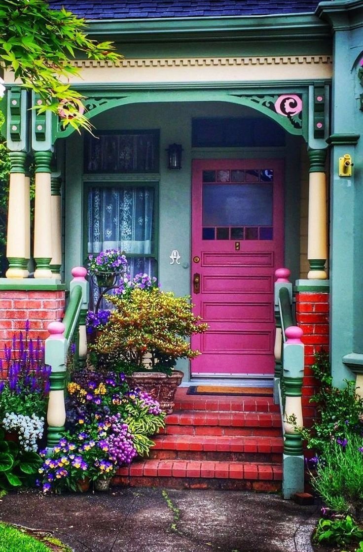 Красивые входные двери разноцветные