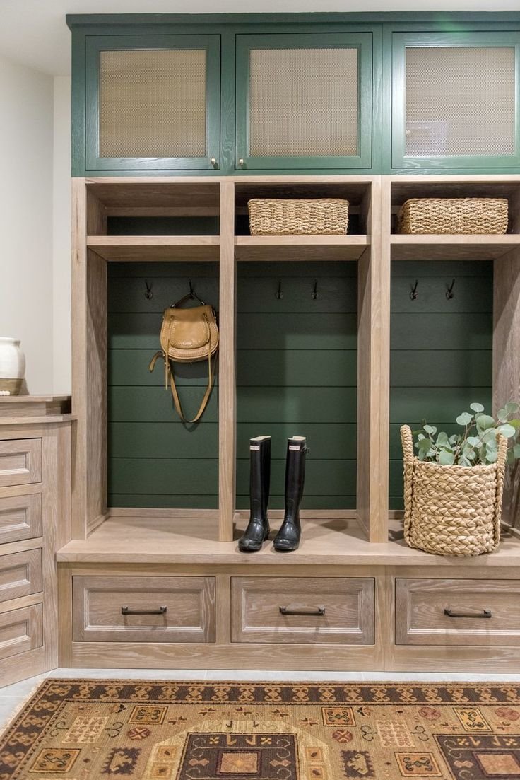 Зеленый деревянный шкаф