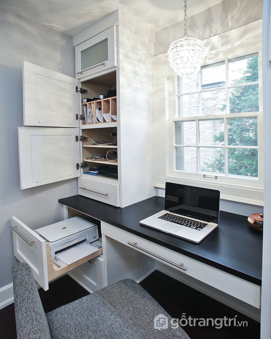 Письменный стол у окна