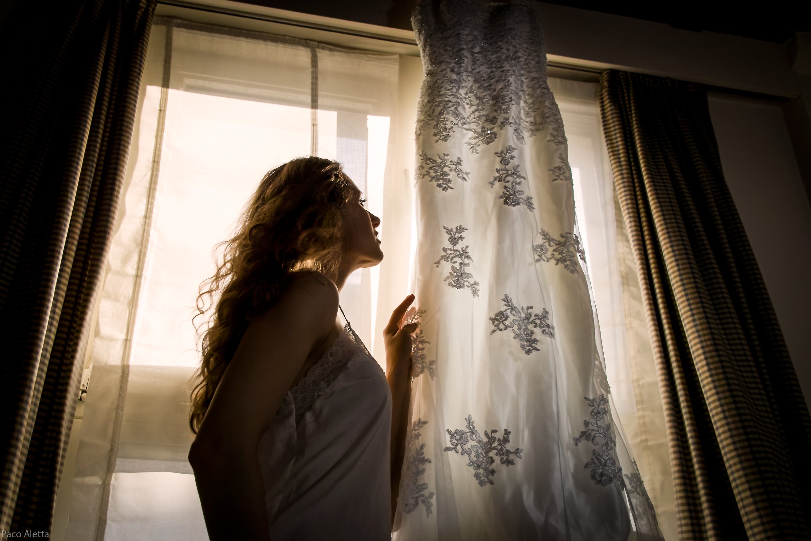 За окном белом платье. Невеста у окна. Платье из шторы. Длинное платье шторы. Человек в платье из шторы.