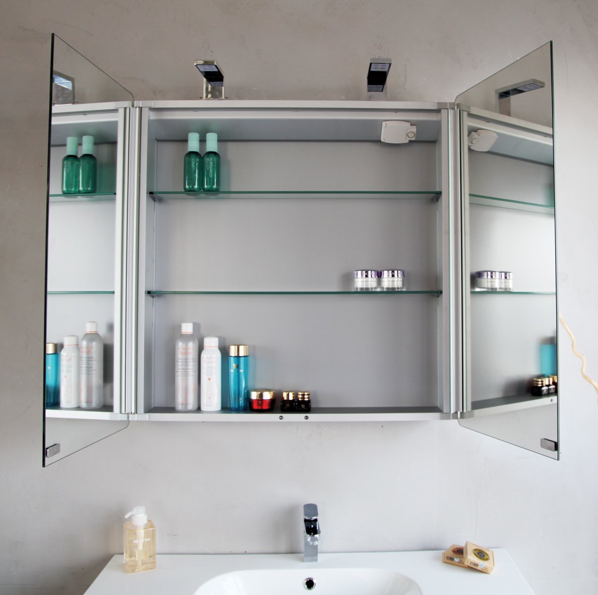 Зеркальные навесные шкафы в ванную