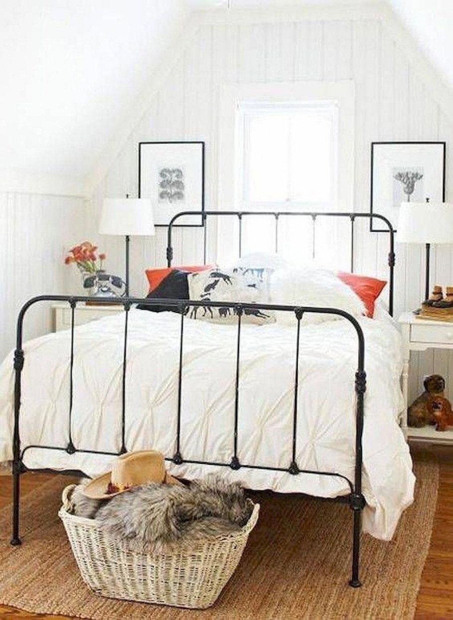 Кровать металлическая в скандинавском стиле