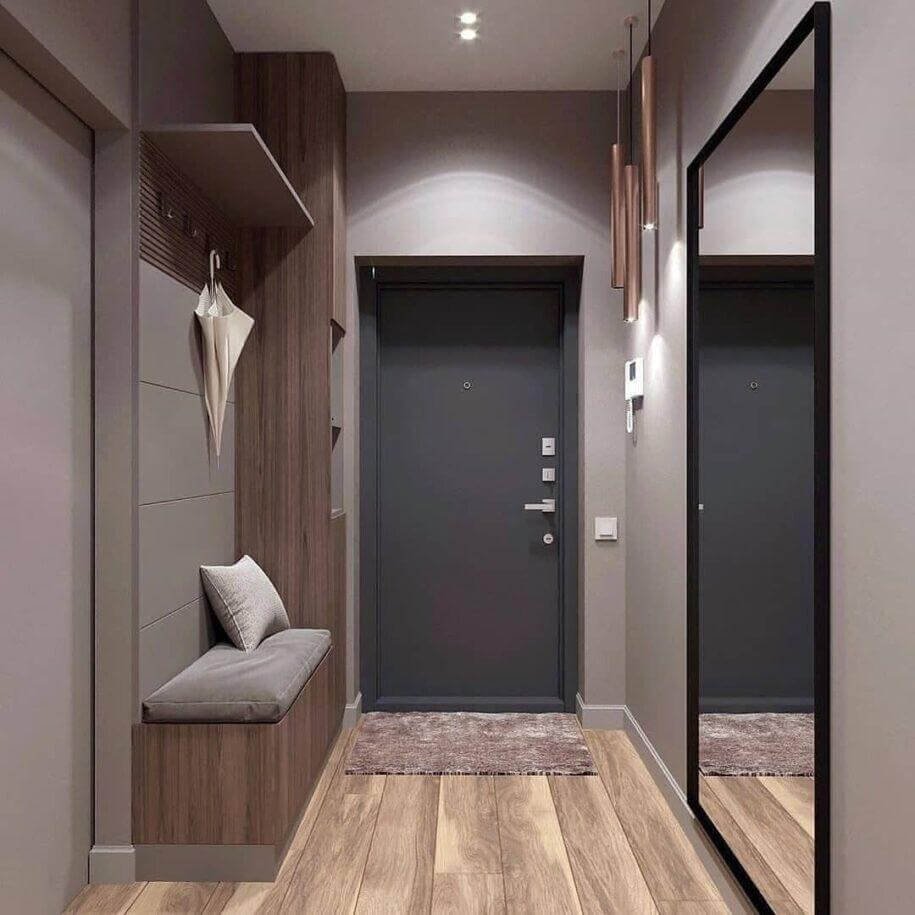 Прихожая со светлыми дверями