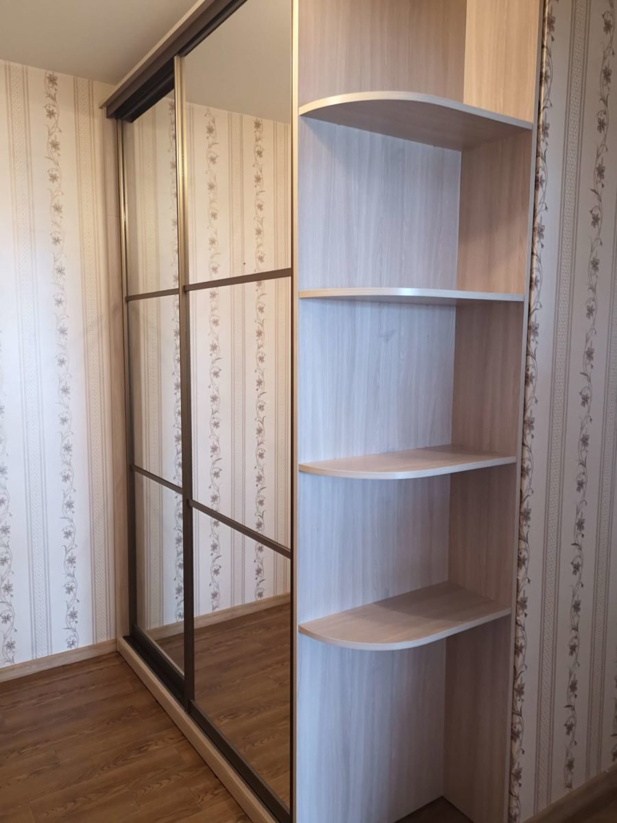 Угловой шкаф с полками сбоку