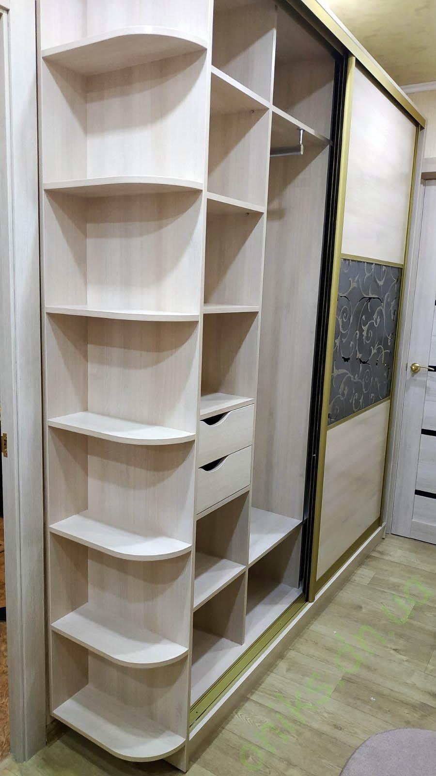 Шкаф с полками в торце