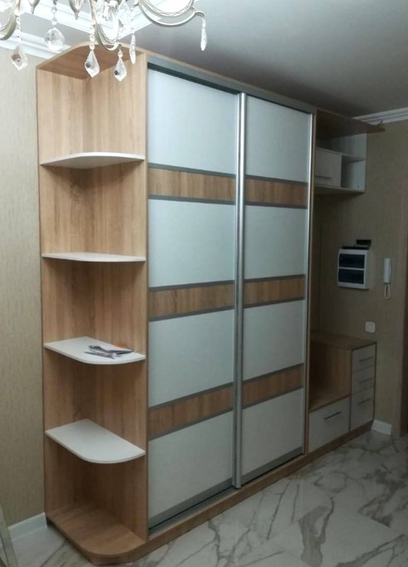 Шкаф в прихожую с радиусными полками