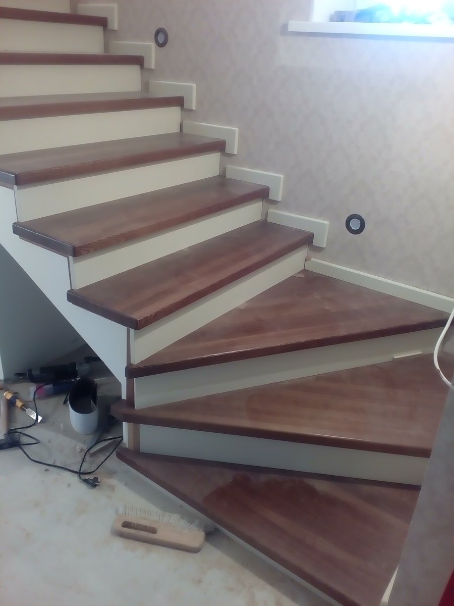 Подступенок лестницы из ламината