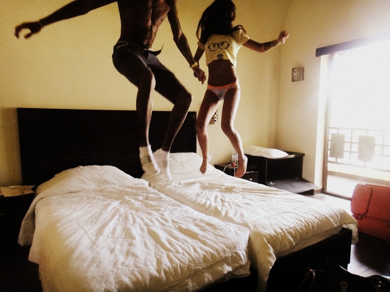 Девушка танцует на кровати