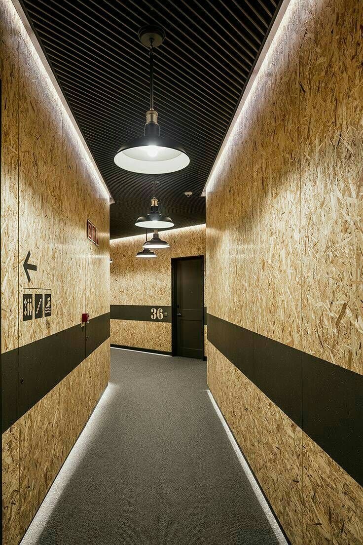 Стены в коридоре офиса