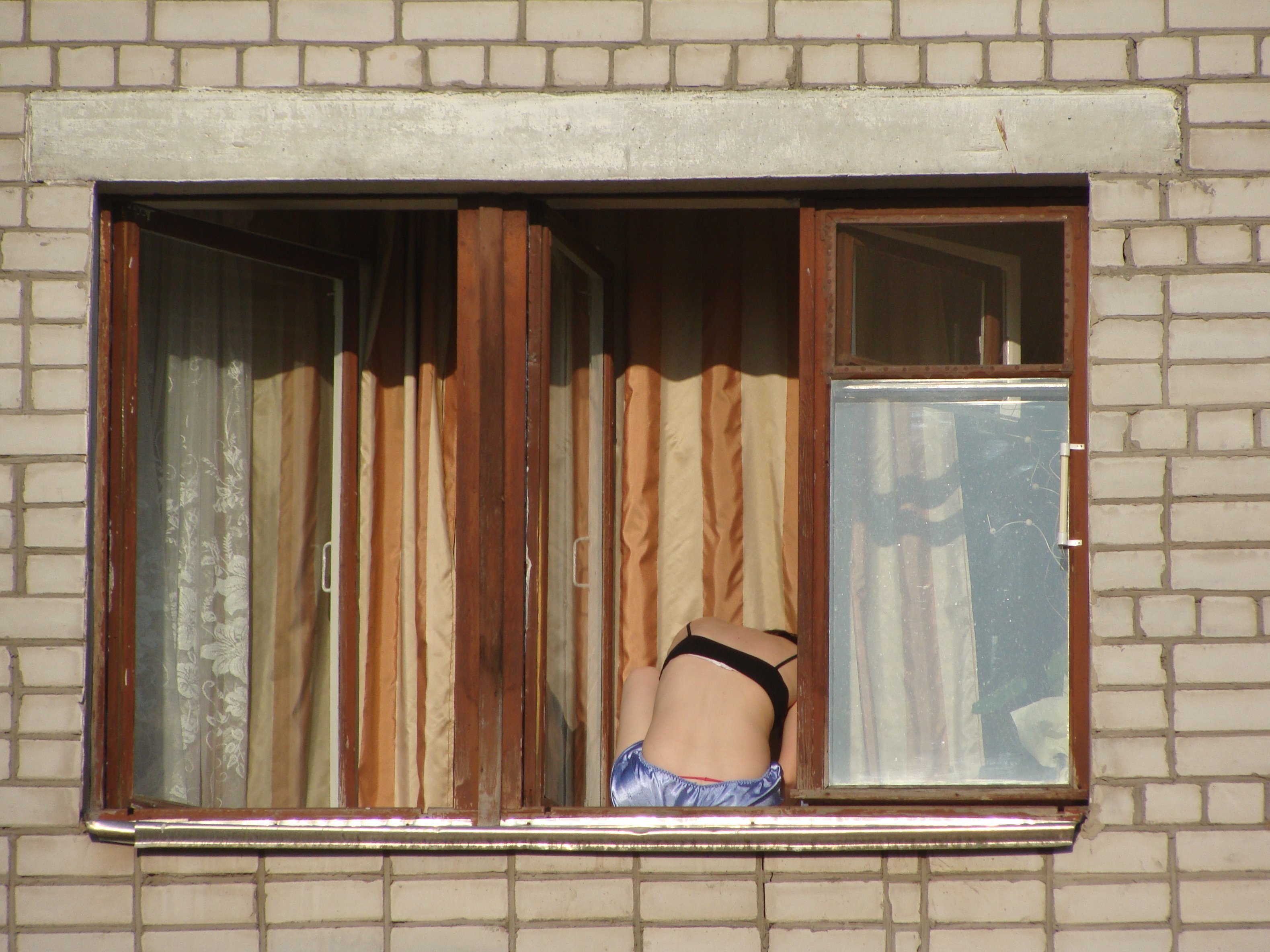 Подсмотренное за женщинами в окна дома напротив (36 фото)
