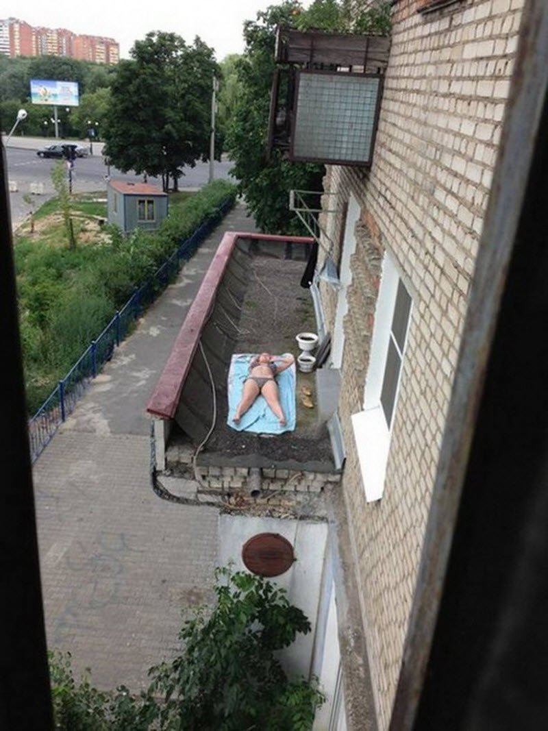 Соседка загорает на балконе