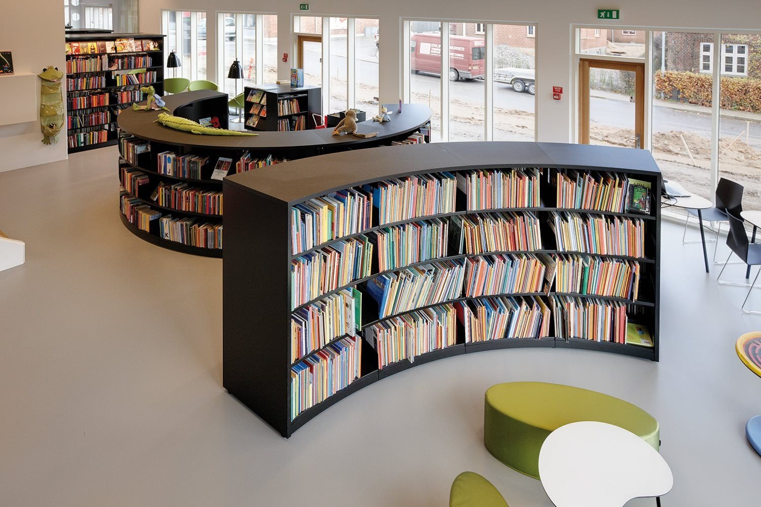 Какие залы в библиотеке. Интерьер современной библиотеки. Стеллажи для библиотеки. Библиотека в современном стиле. Мебель для читального зала библиотеки.