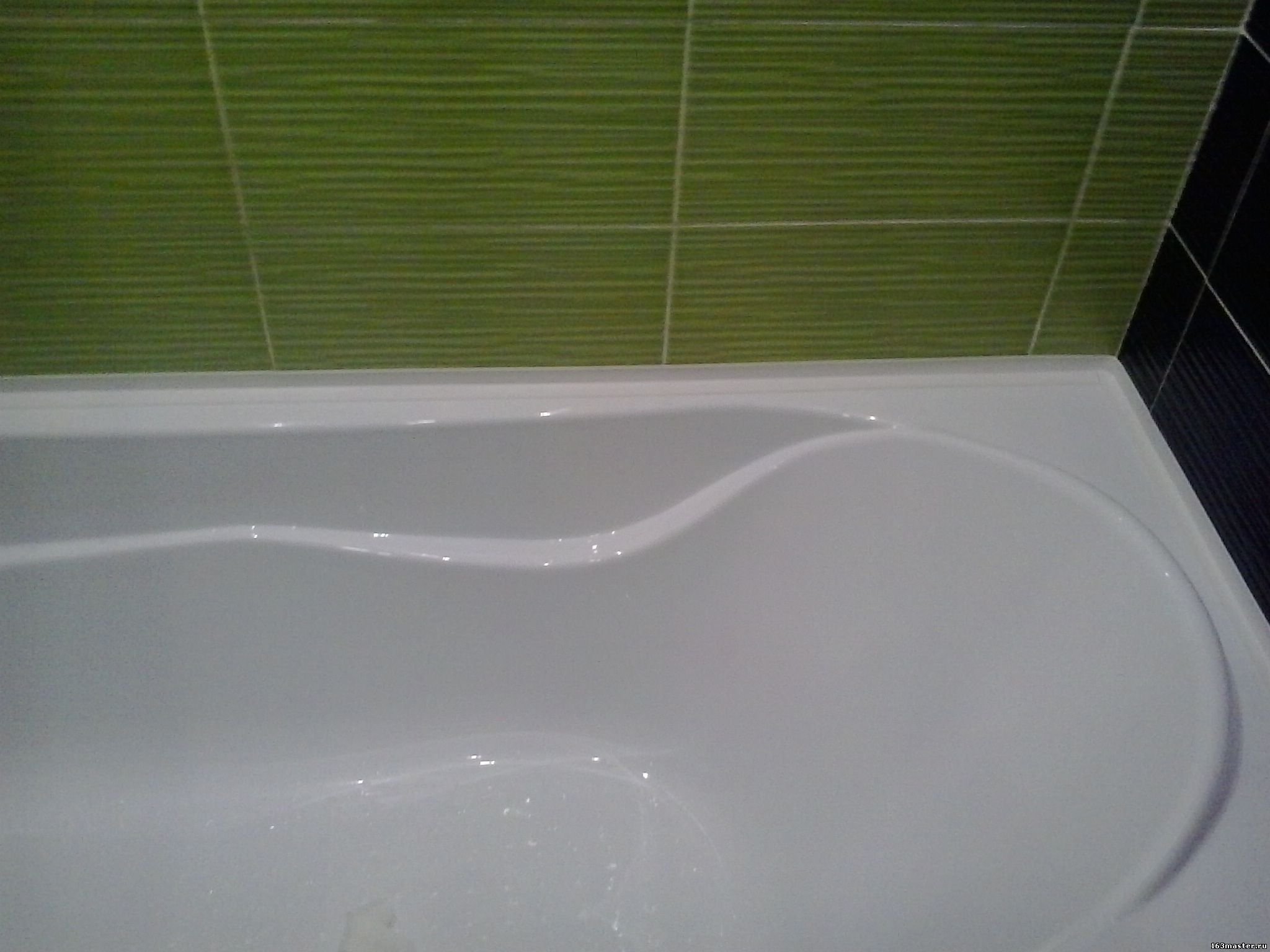 Бортик для воды на пол. Бордюрная лента для акриловой ванны. Бордюрная плитка для ванной. Бордюр между ванной и плиткой. Уголок между ванной и плиткой.