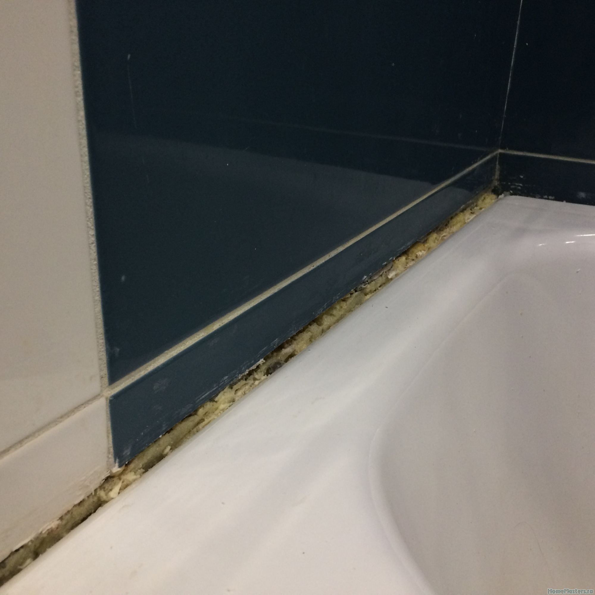 Большие зазоры между ванной и стеной. Между ванной и стеной. Шов между ванной и стеной. Плитка между ванной и стеной. Щель между ванной и стеной.