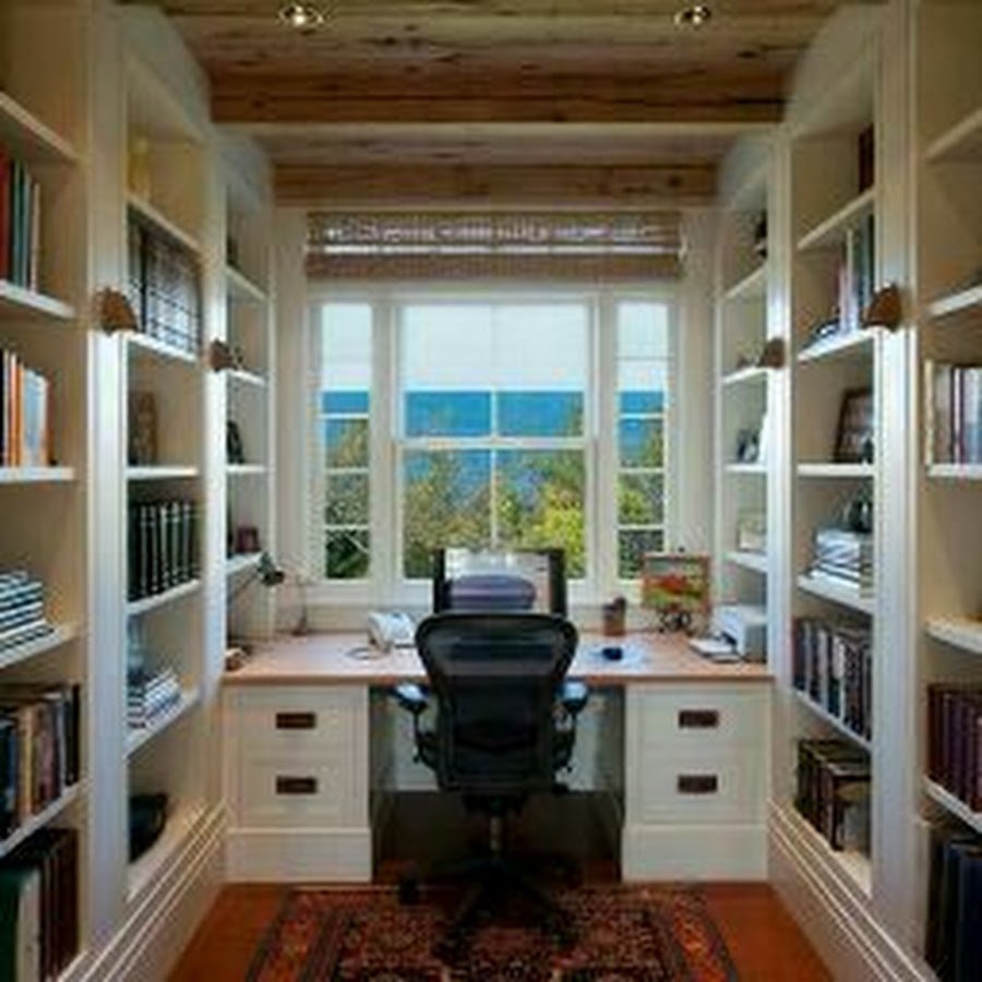 Большое окно и письменный стол