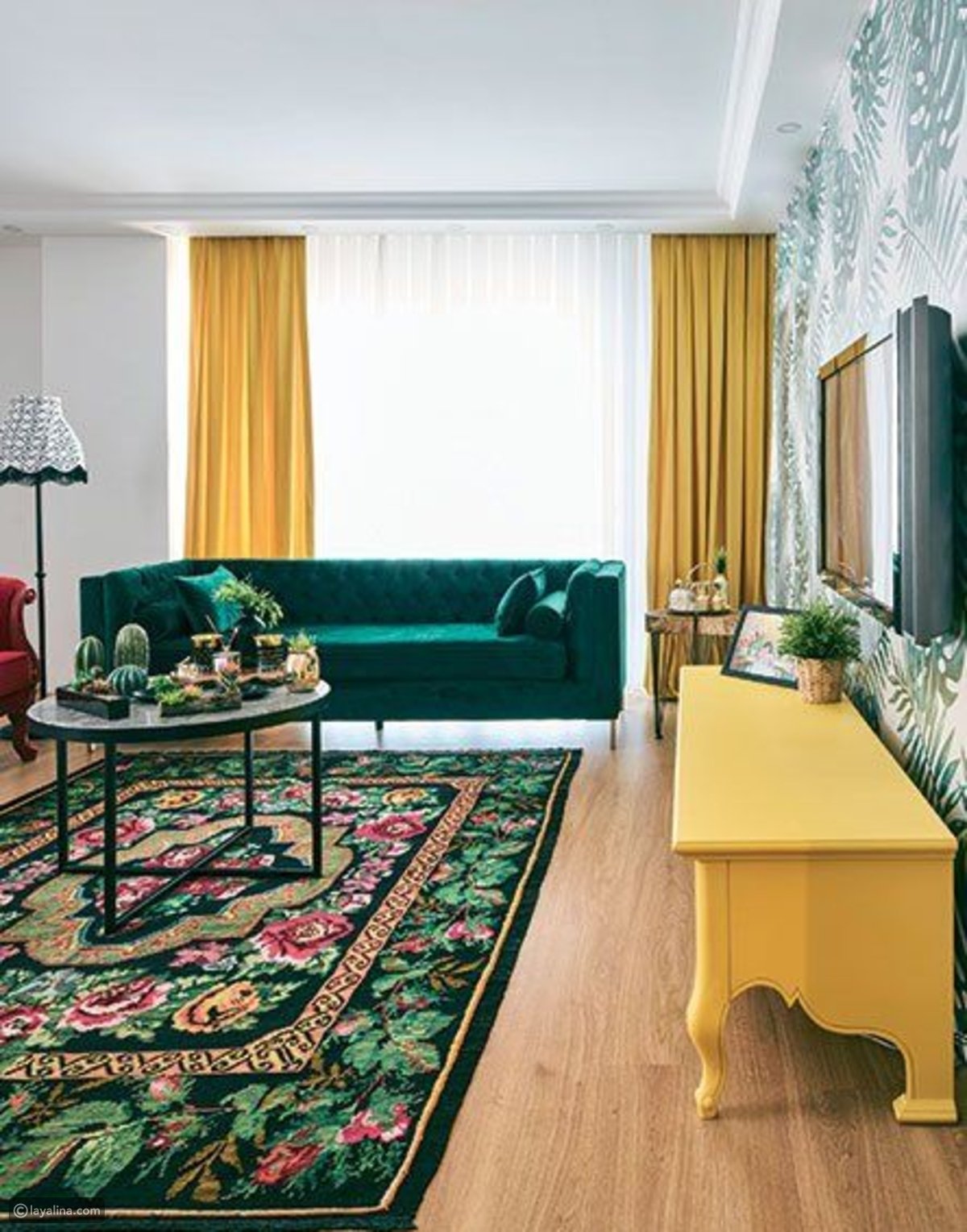 шторы к зеленому дивану в интерьере гостиной