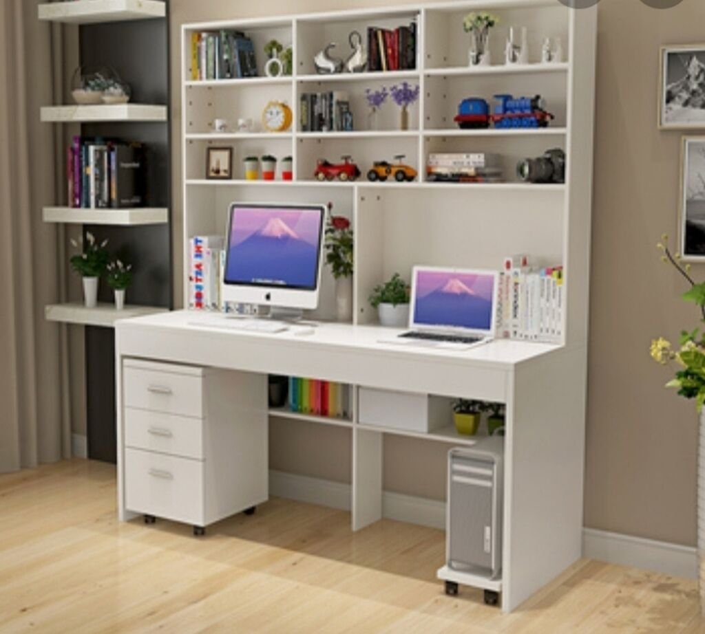 письменный стол и шкаф в интерьере