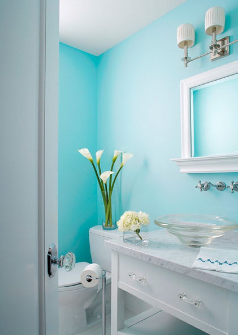 Интерьер ванной с плиткой и краской