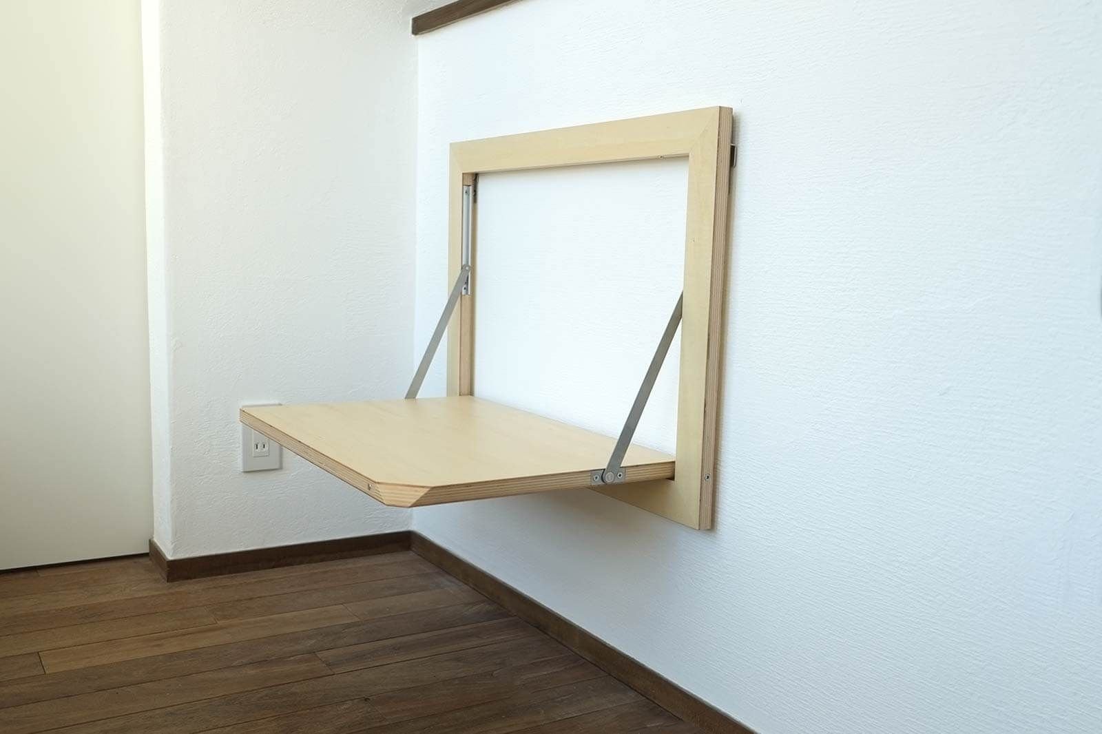 стол прикрепленный к стене