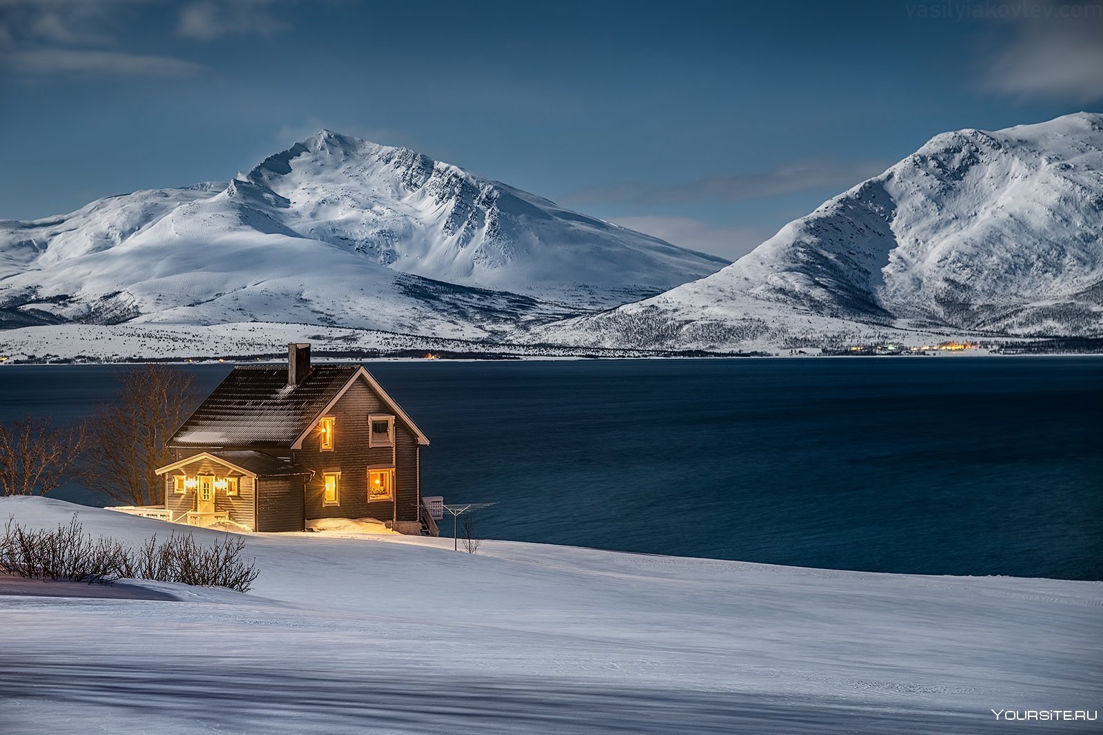 Горы снег дома. Зимние фьорды Норвегии. Зима Фьорд Норвегия домик. Скандинавия фьорды. Лофотенские острова домики.