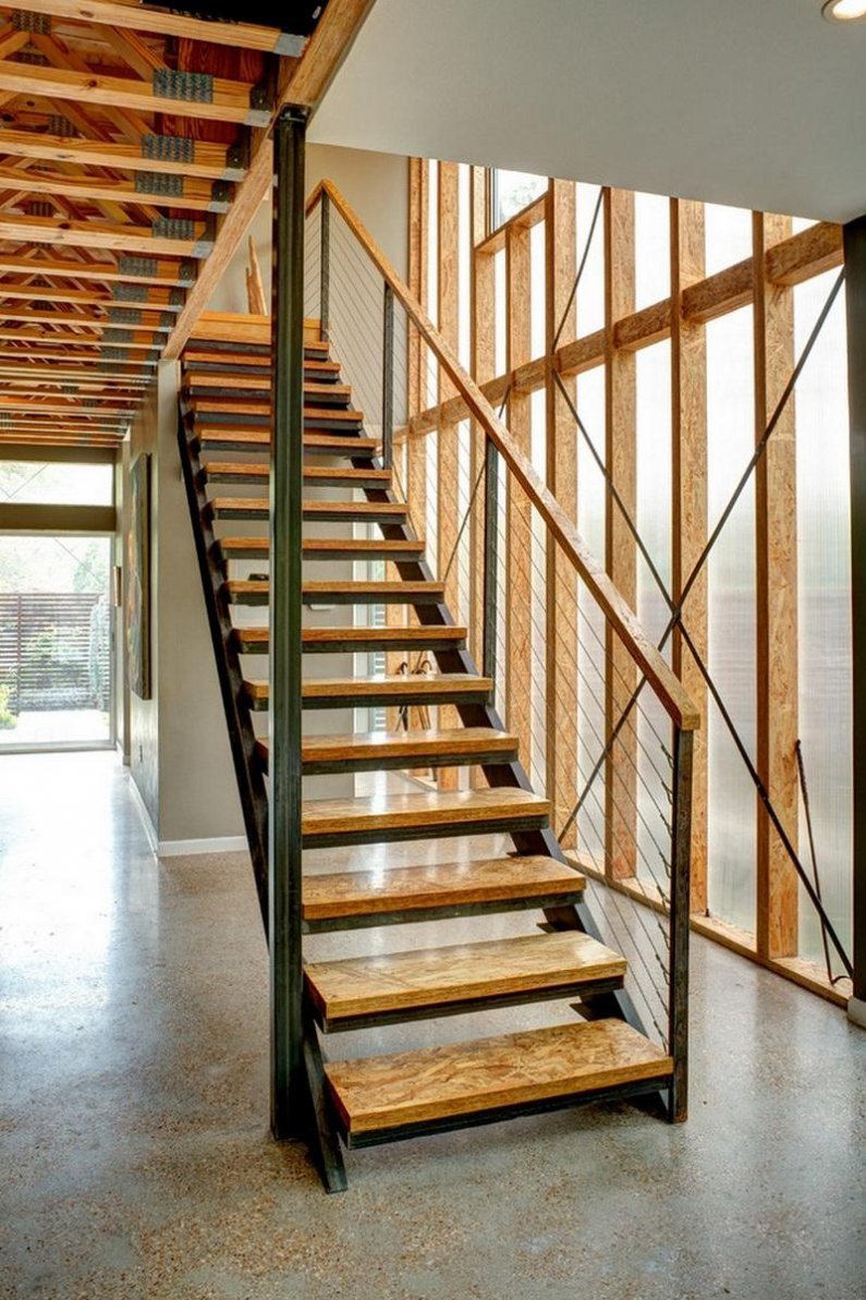 Лестница из металла и дерева
