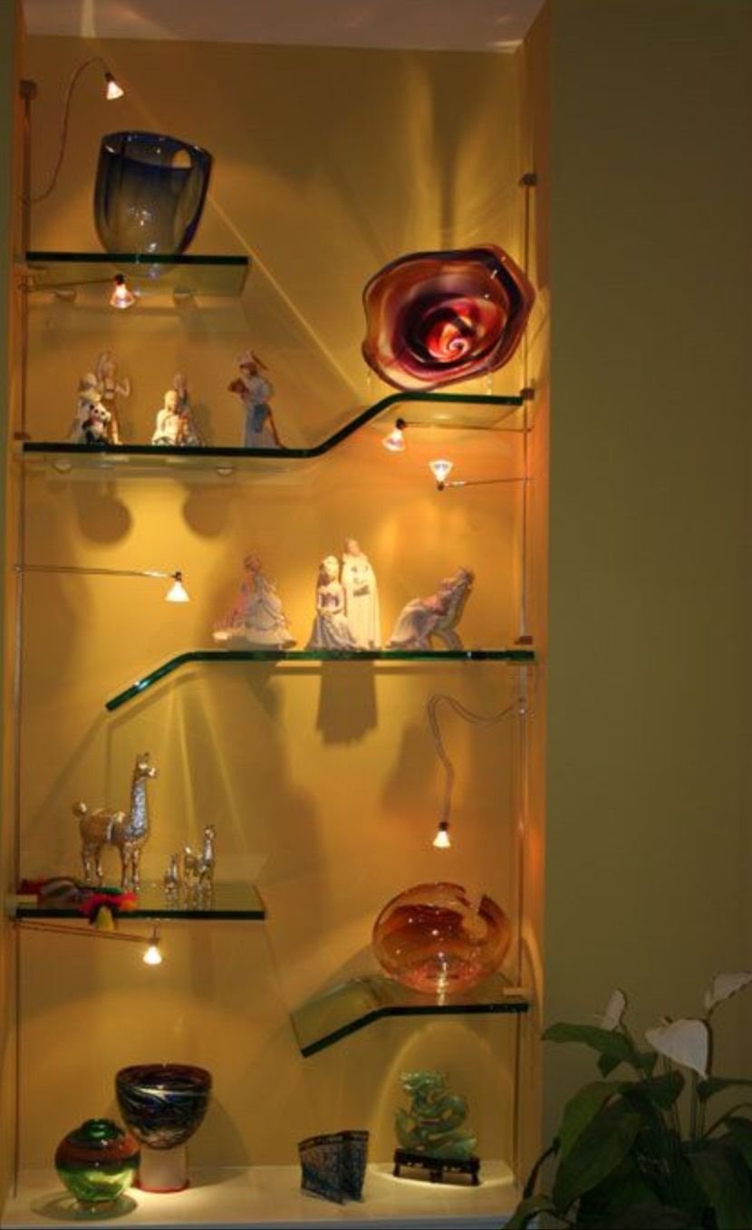 Стеклянные полочки в ванную комнату