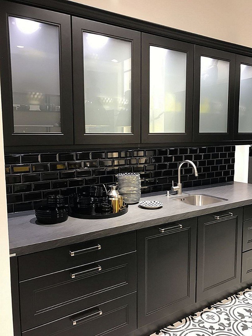 Кухонный гарнитур со стеклянными дверцами