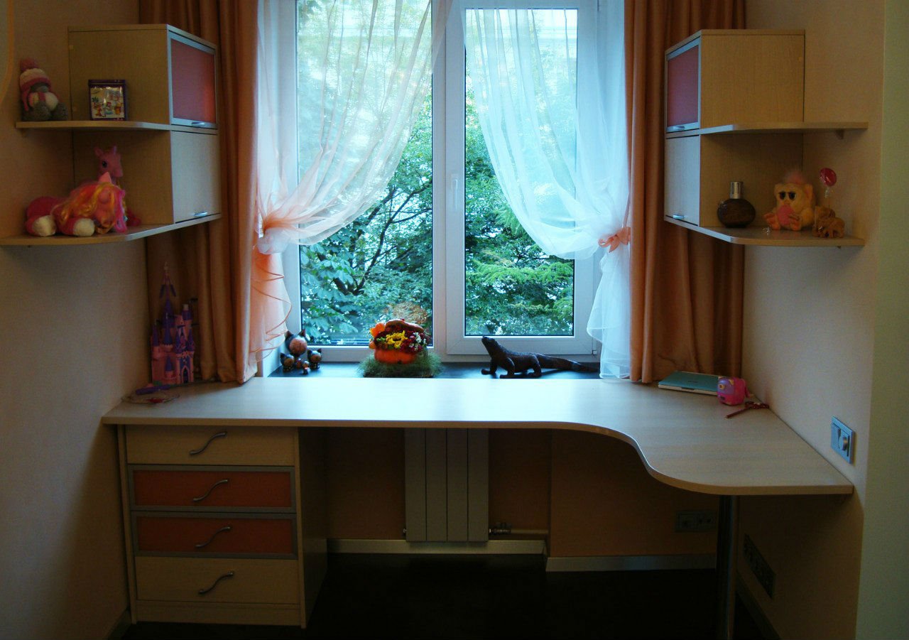 два угловых стола в детской около окна