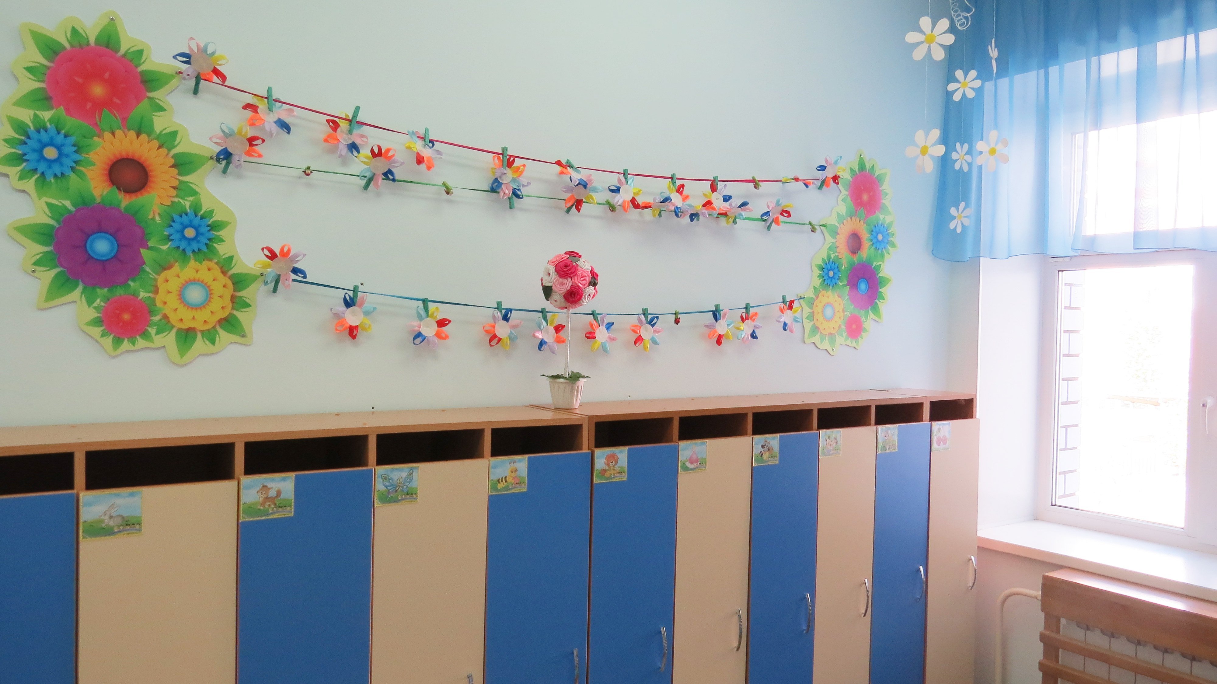 Цветы для оформления в уголок творчества в детском саду