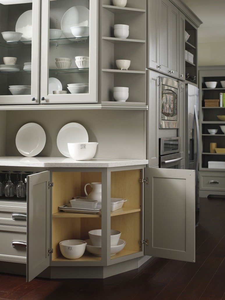 Открытые шкафы на кухне