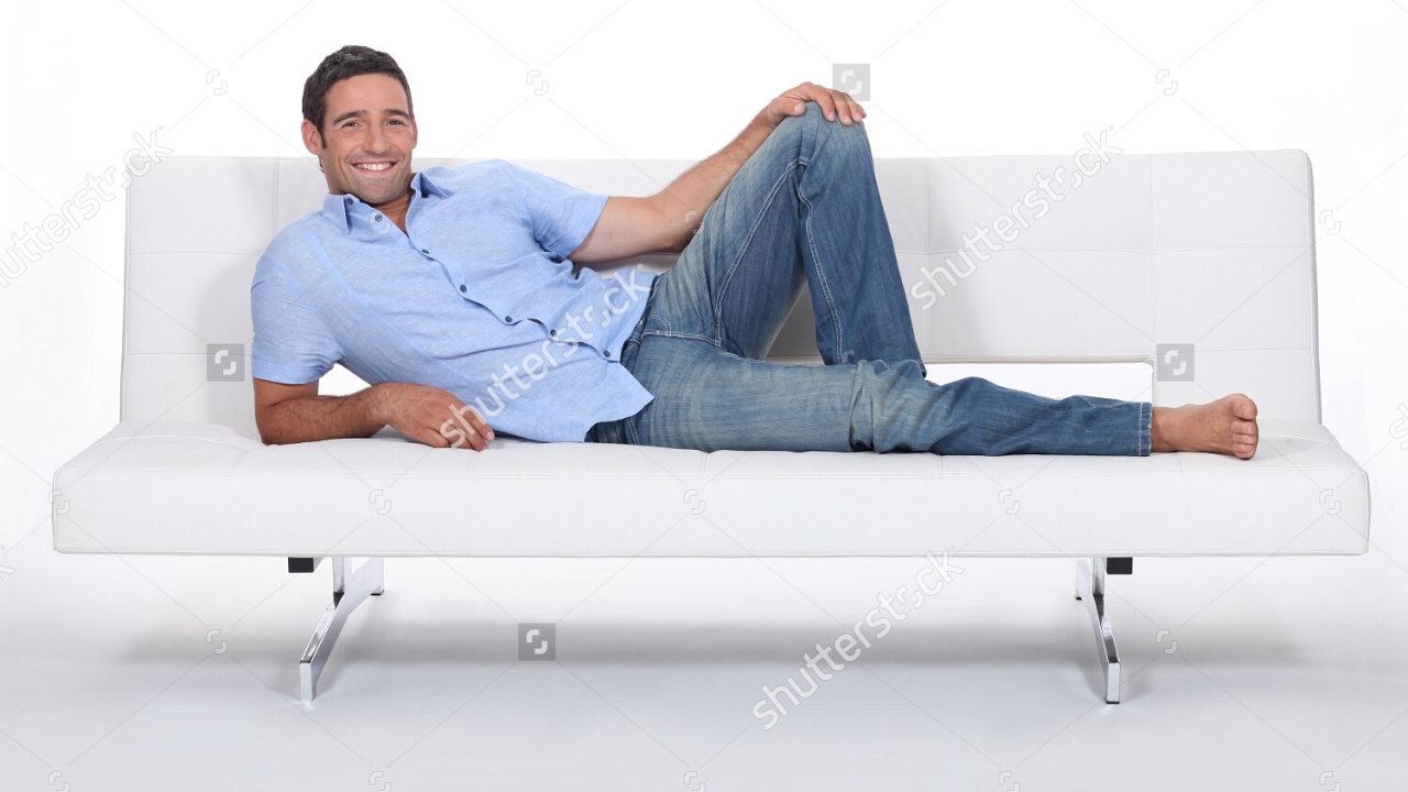 Человек облокотился на диван