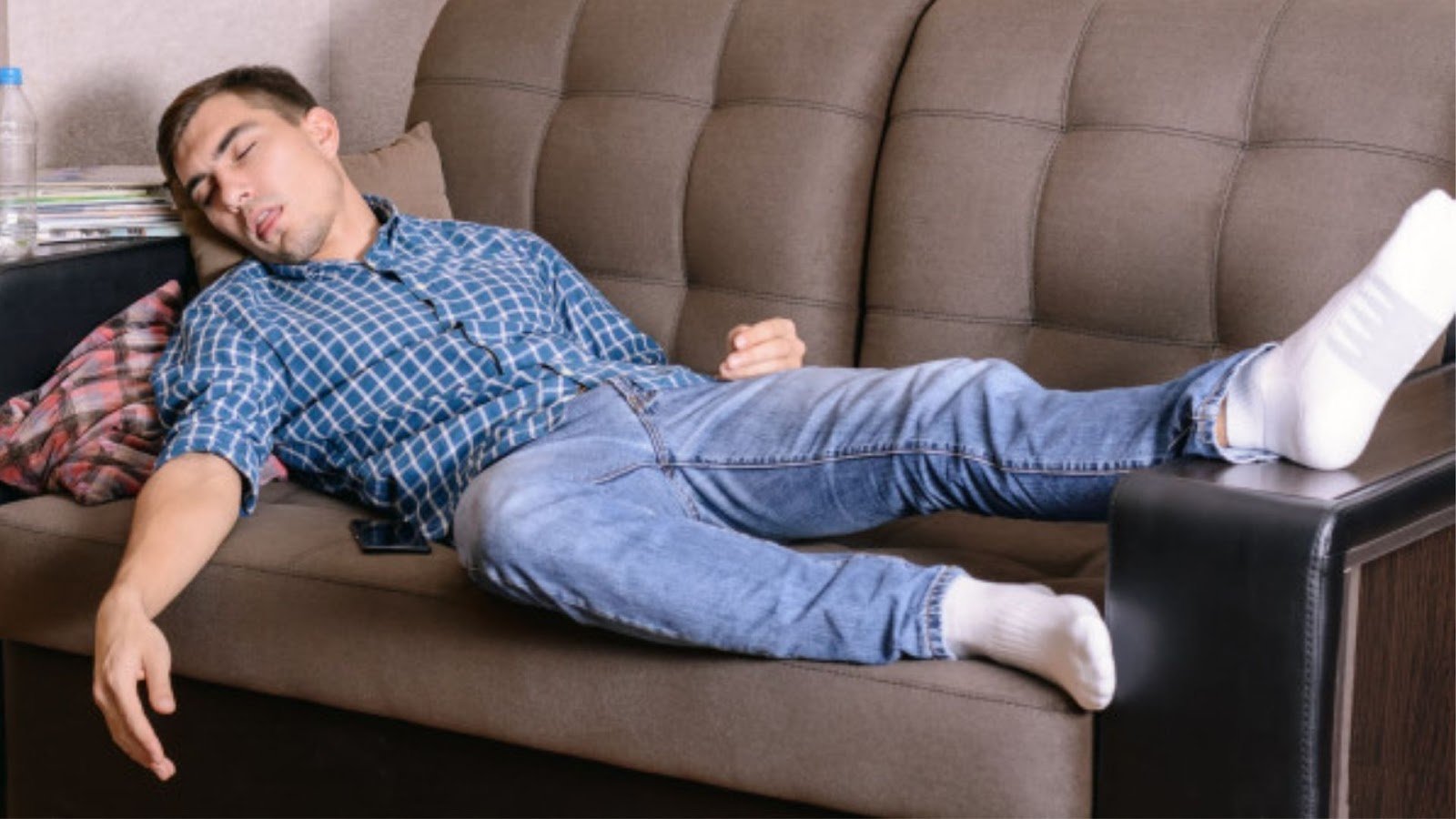 человек лежит на диване референс