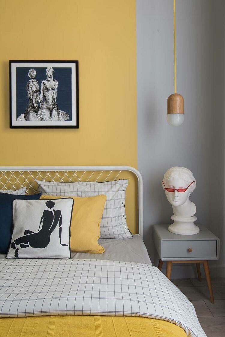 Спальня в желто серых тонах