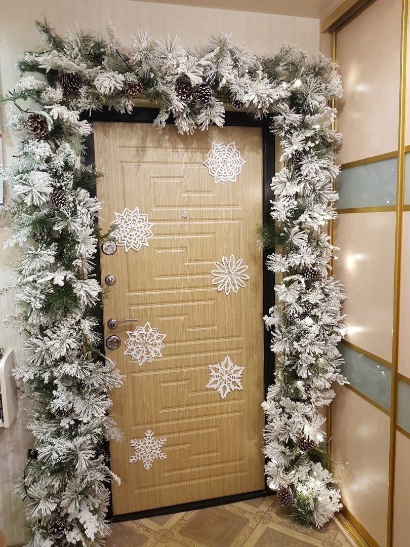 Новогодний декор на дверь