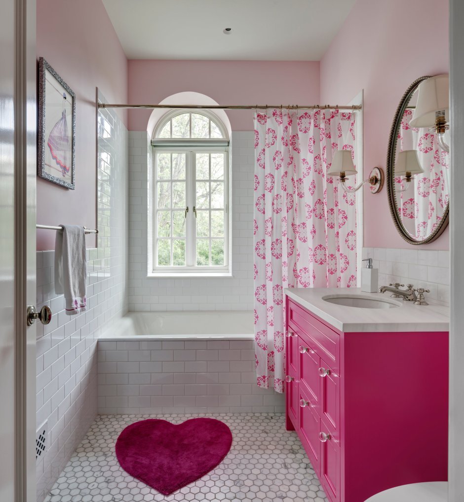 Маленькая розовая ванная