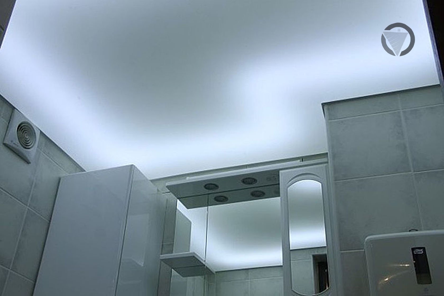 Подсветка внутри потолка. Натяжной потолок в ванную с подсветкой. Светящийся подвесной потолок в ванной. Подсветка потолка в ванной. Натяжной потолок с подсветкой в ванной.