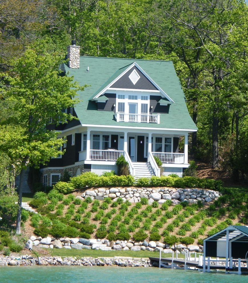 Дом белый с зеленой крышей фото