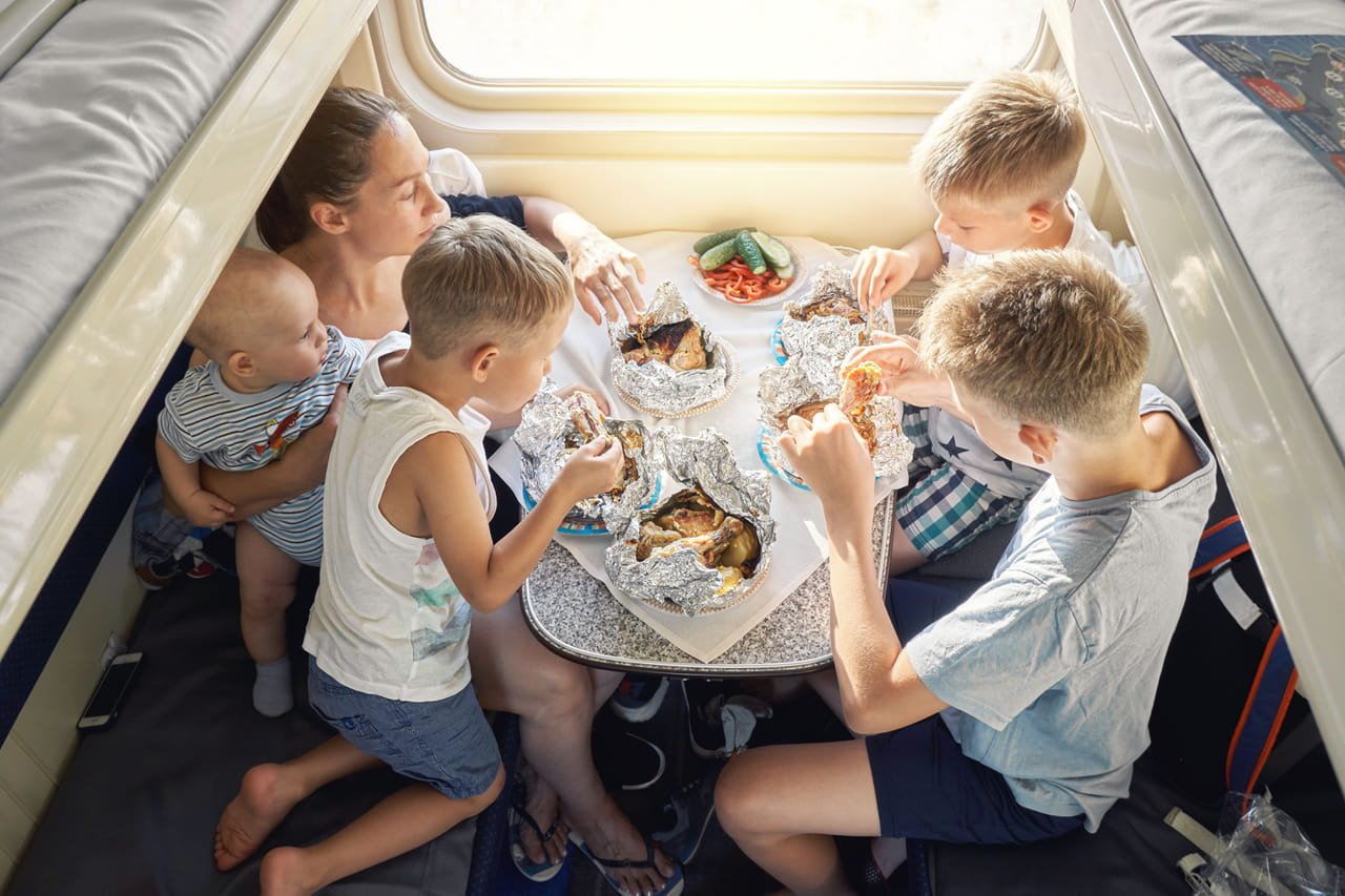 Путешествие на поезде семьей